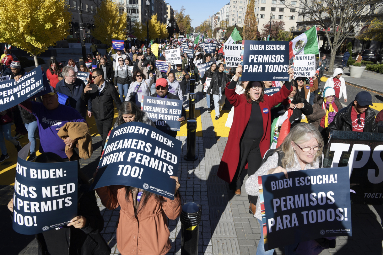 Manifestación para exigir al presidente Joe Biden que ofrezca un estatus legal a los casi 11 millones de personas indocumentadas que viven en Estados Unidos. EFE/Lenin Nolly