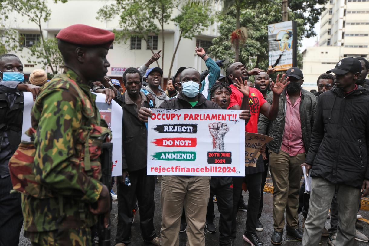 Manifestantes participan en una manifestación contra un controvertido proyecto de ley de impuestos en el distrito central de negocios de Nairobi, en Kenia, 20 de junio de 2024. EFE/EPA/DANIEL IRUNGU