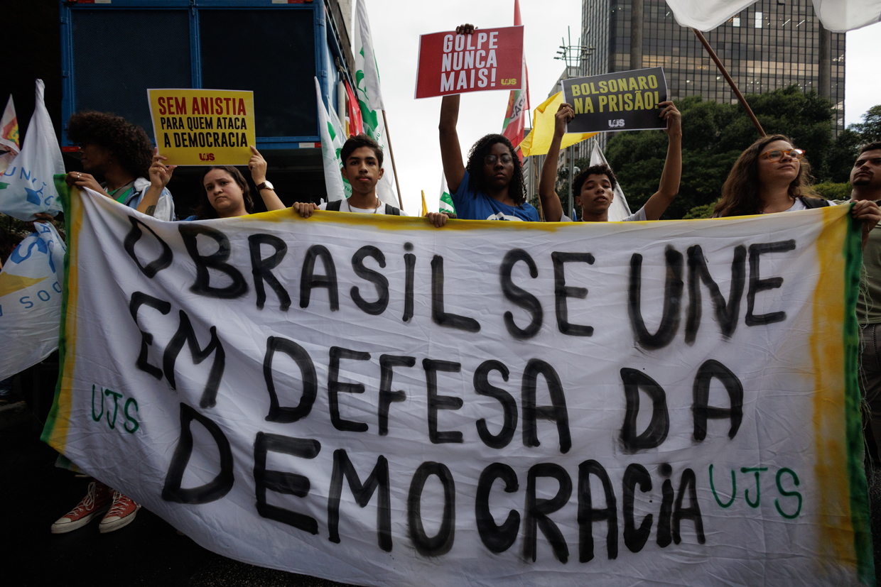 Fotografía de archivo de miembros de movimientos sociales y centrales sindicales se congregan para recordar los hechos ocurridos el 8 de enero de 2023. EFE/ Isaac Fontana