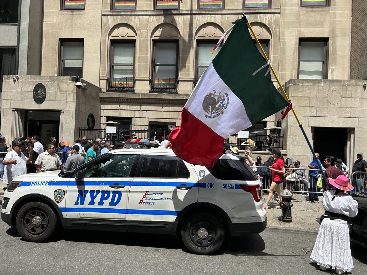 Mexicanos residentes en Nueva York asisten a votar en las elecciones generales de su país este 2 de junio de 2024 en la sede del consulado de México en Nueva York (México). EFE/ Javier Otazu