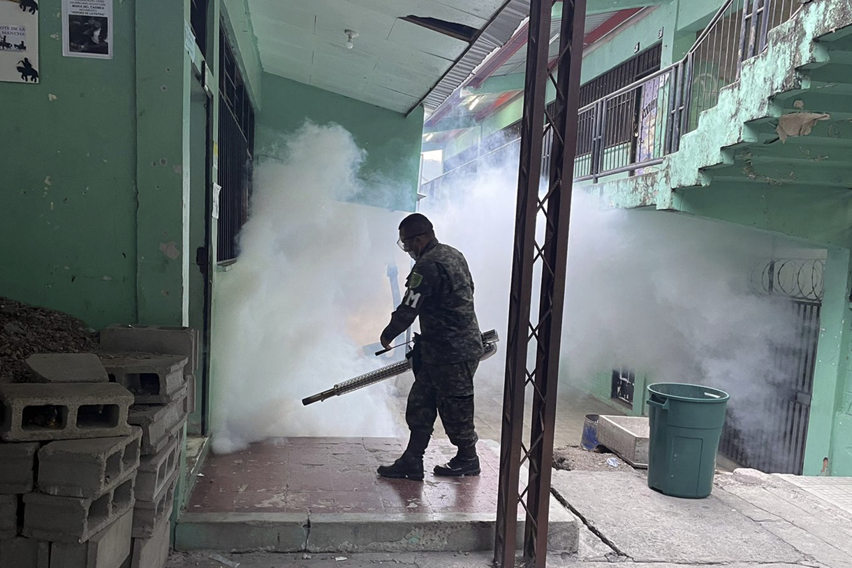 Fotografía distribuida este lunes por las Fuerzas Armadas de Honduras de militares hondureños durante una brigada de fumigación contra el mosquito transmisor del dengue este lunes, en una escuela de un barrio de la Tegucigalpa (Honduras). EFE/ Fuerzas Armadas de Honduras