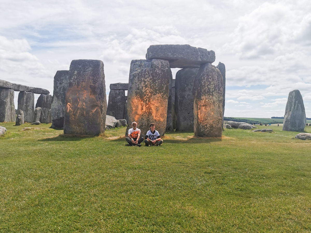Dos activistas del grupo ecologista Just Stop Oil fueron detenidos este miércoles después de rociar con pintura naranja el famoso monumento megalítico de Stonehenge en Wiltshire, en el suroeste de Inglaterra. EFE/ Just Stop Oil