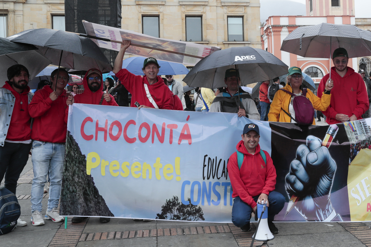 Maestros participan en una manifestación este jueves, en la Plaza de Bolívar, en Bogotá (Colombia). EFE/ Carlos Ortega