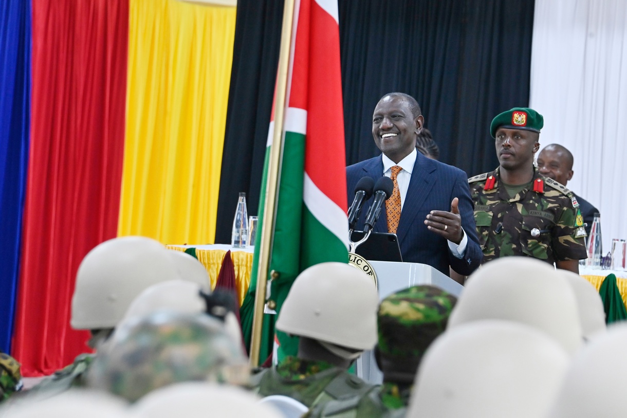 El presidente de Kenia, William Ruto (c), hablando con uniformados en la Escuela Nacional de Policía, Campus Embakasi 'A', antes de su salida para Haití. EFE/Rebecca Nduku