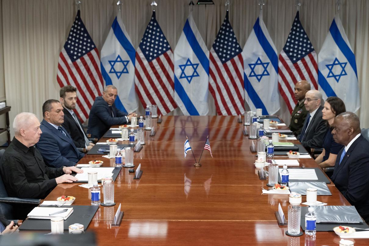 El ministro de Defensa israelí, Yoav Gallant (i), habla con el Secretario de Defensa estadounidense, Lloyd Austin (d), durante su reunión en el Pentágono en Arlington, Virginia, EUA, el 25 de junio de 2024. EFE/MICHAEL REYNOLDS