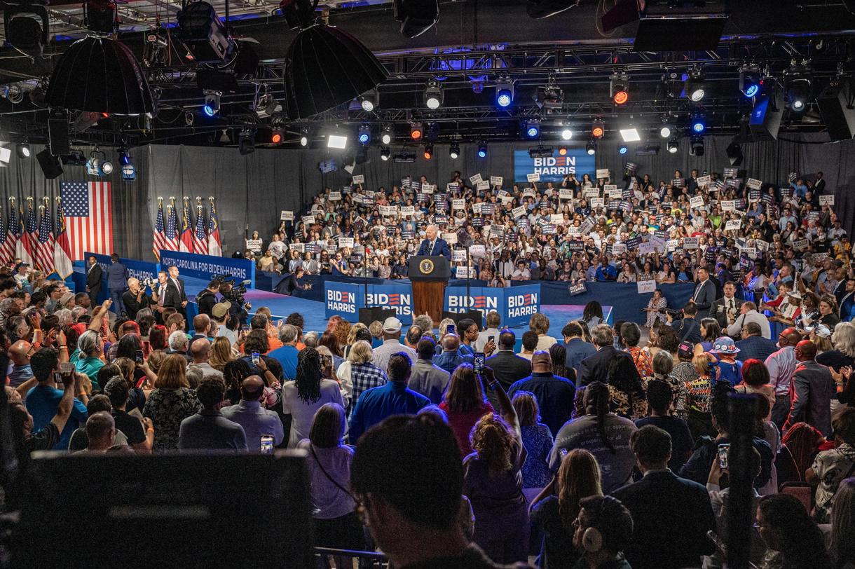 El presidente estadounidense, Joe Biden (c), habla con la multitud durante un evento de campaña en el edificio Jim Graham en el recinto ferial del estado de Carolina del Norte en Raleigh, Carolina del Norte, EUA. (EFE/Stan Gilliand)