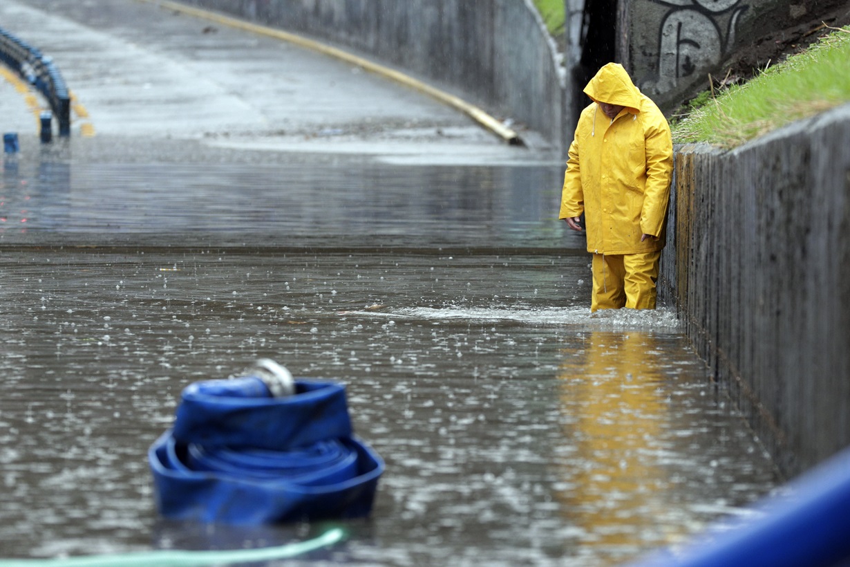 Personal de emergencias trabajan en las calles abriendo paso tras las inundaciones causadas por la lluvia este jueves, en Santiago (Chile).EFE/Elvis González