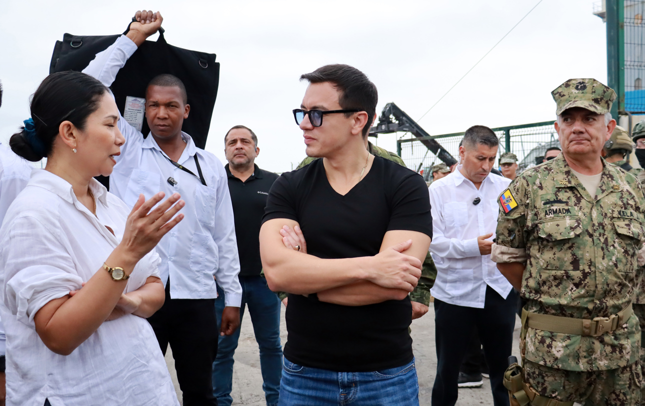 Fotografía cedida por la Presidencia de Ecuador del presidente de Ecuador Daniel Noboa (c) supervisando una incautación de droga en el puerto de Manta, este sábado en Manta (Ecuador). EFE/ Presidencia de Ecuador