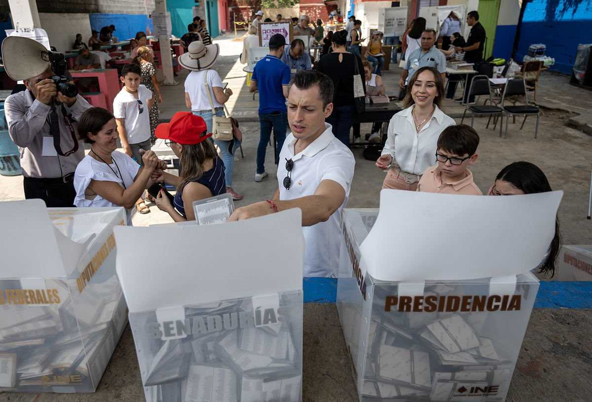 El candidato al Senado por Movimiento Ciudadano (MC), Luis Donaldo Colosio Riojas (c) emite su voto en las elecciones generales mexicanas este domingo, en un colegio electoral, en la ciudad de Monterrey, en Nuevo León (México). EFE/Miguel Sierra