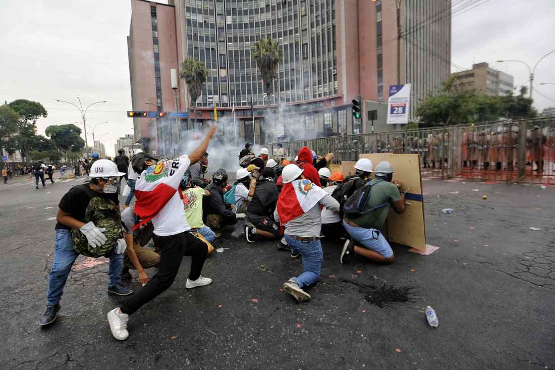 Fotografía de archivo del 28 de enero 2023, en la que se ven manifestantes mientras se enfrentan a miembros de la Policía durante una jornada de protestas antigubernamentales. (EFE/Antonio Melgarejo)