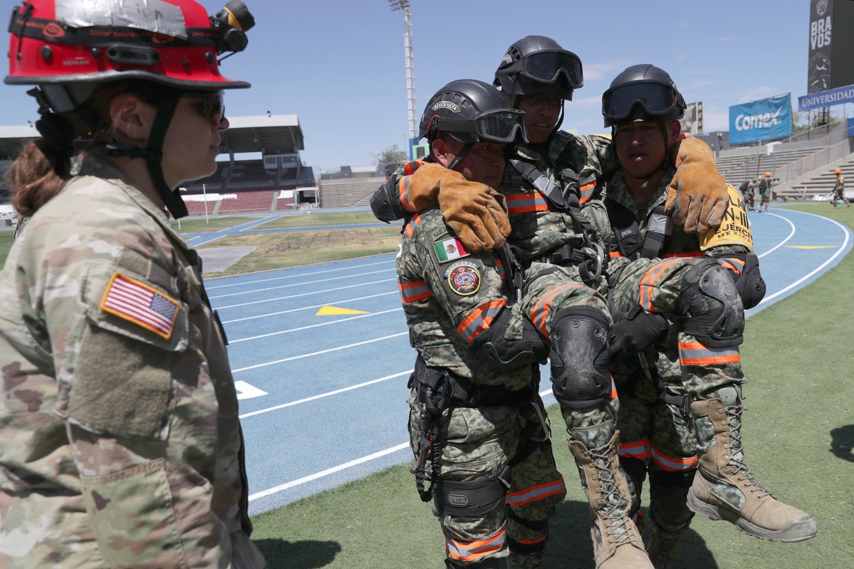 Miembros del Ejército mexicano y militares estadounidenses realizan un ejercicio binacional llamado “Fuerzas amigas 2024”, este martes en el estadio Olímpico Benito Juárez de Ciudad Juárez (México). EFE/Luis Torres