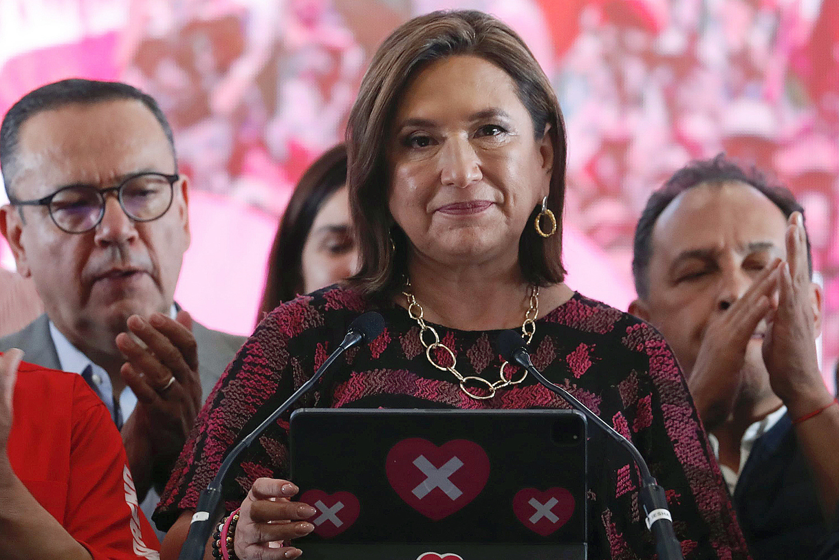 La candidata presidencial opositora, Xóchitl Gálvez, habla durante una conferencia en su casa de campaña, al final de la jornada electoral la madrugada de ese lunes, en la Ciudad de México (México). EFE/ Sáshenka Gutiérrez