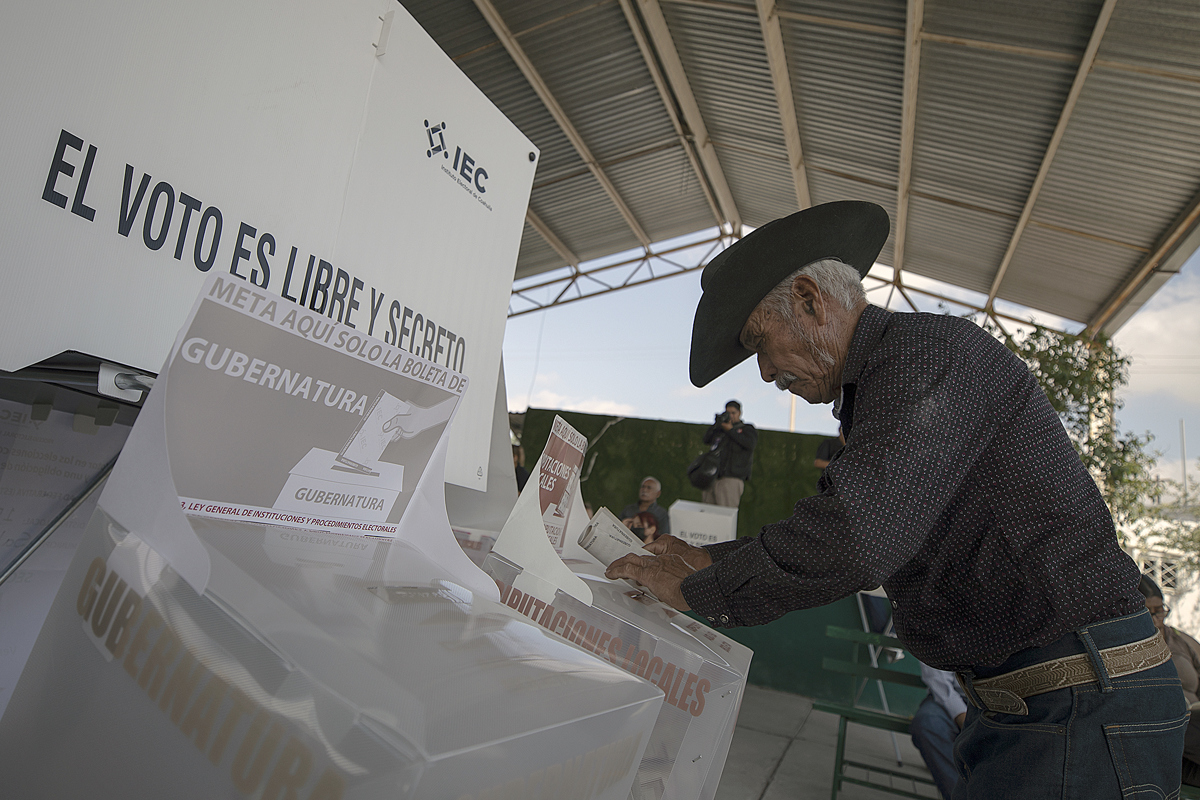 Imagen de archivo de ciudadanos que asisten a votar en las elecciones del estado de Coahuila, en una casilla en Saltillo (México). EFE/ Antonio Ojeda