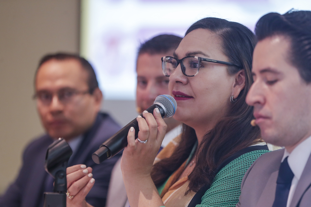 La bióloga de la reproducción y especialista en infertilidad y reproducción asistida, Mónica Olavarría participa en una rueda de prensa esta martes en Ciudad de México (México). EFE/ Isaac Esquivel