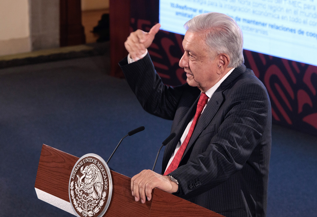 Fotografía cedida por la Presidencia de México del mandatario, Andrés Manuel López Obrador durante una conferencia de prensa en el Palacio Nacional de la Ciudad de México (México). EFE