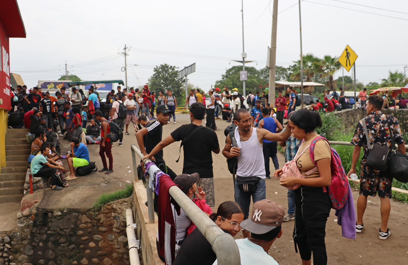 Migrantes permanecen varados en espera de resolver su situación migratoria en Tapachula en Chiapas (México). EFE/Juan Manuel Blanco