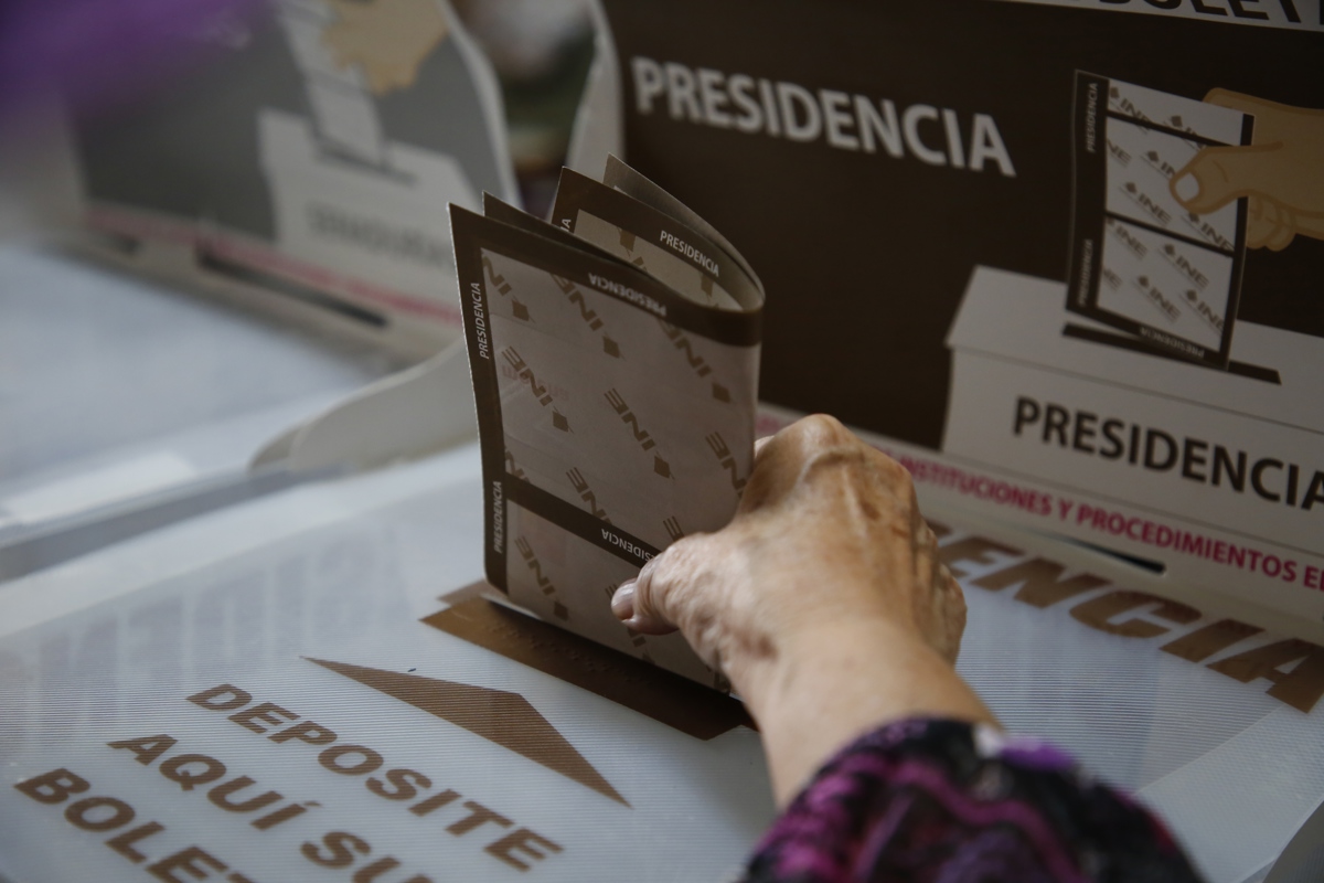 Ciudadanos asisten a votar en las elecciones de este domingo, en una casilla electoral en Guadalajara en Jalisco (México). EFE Francisco Guasco