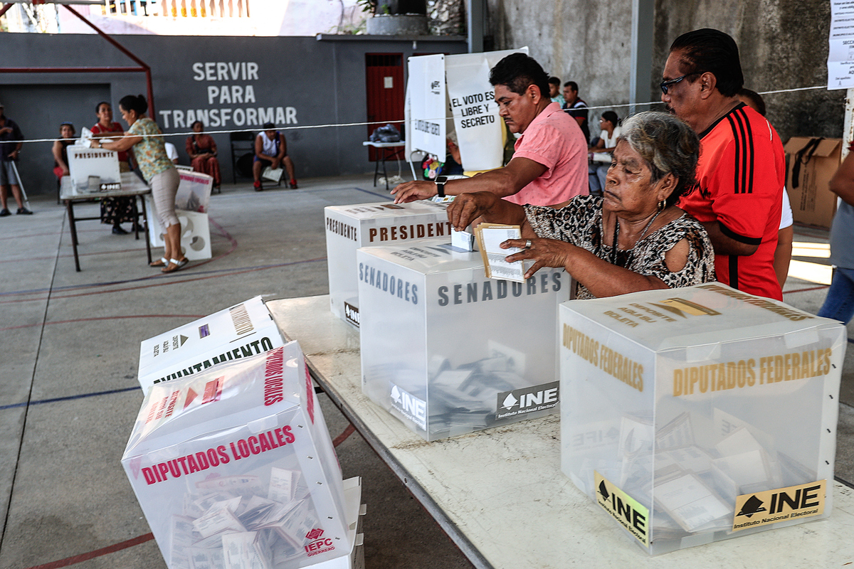 Ciudadanos asisten a votar en las elecciones este domingo, en casilla electoral de Acapulco (México). EFE/David Guzmán