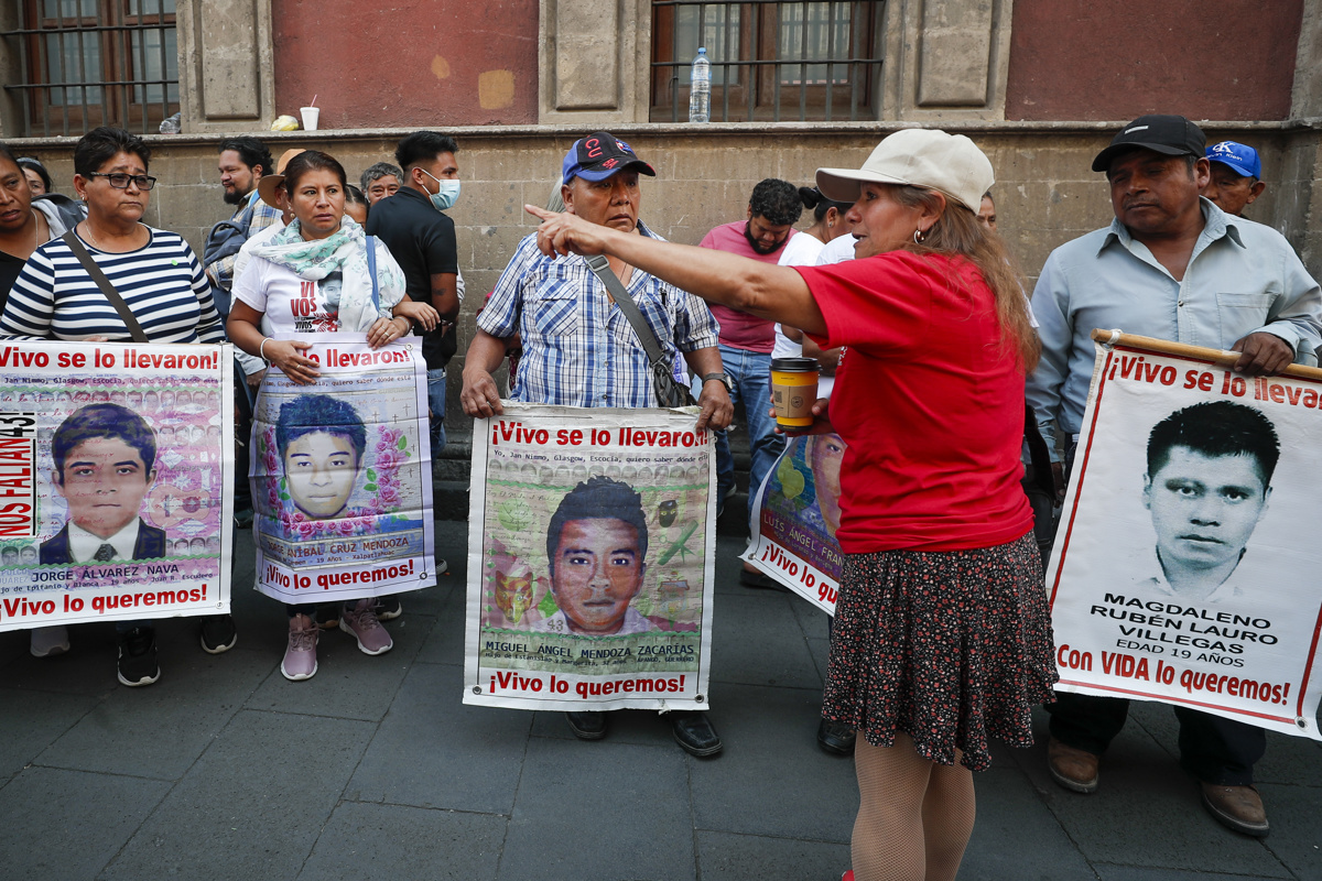 Familiares y amigos de los 43 normalistas desaparecidos de Ayotzinapa se manifiestan al término de una reunión con el Presidente de México, Andrés Manuel López Obrador, en Palacio Nacional de la Ciudad de México (México). EFE/Isaac Esquivel