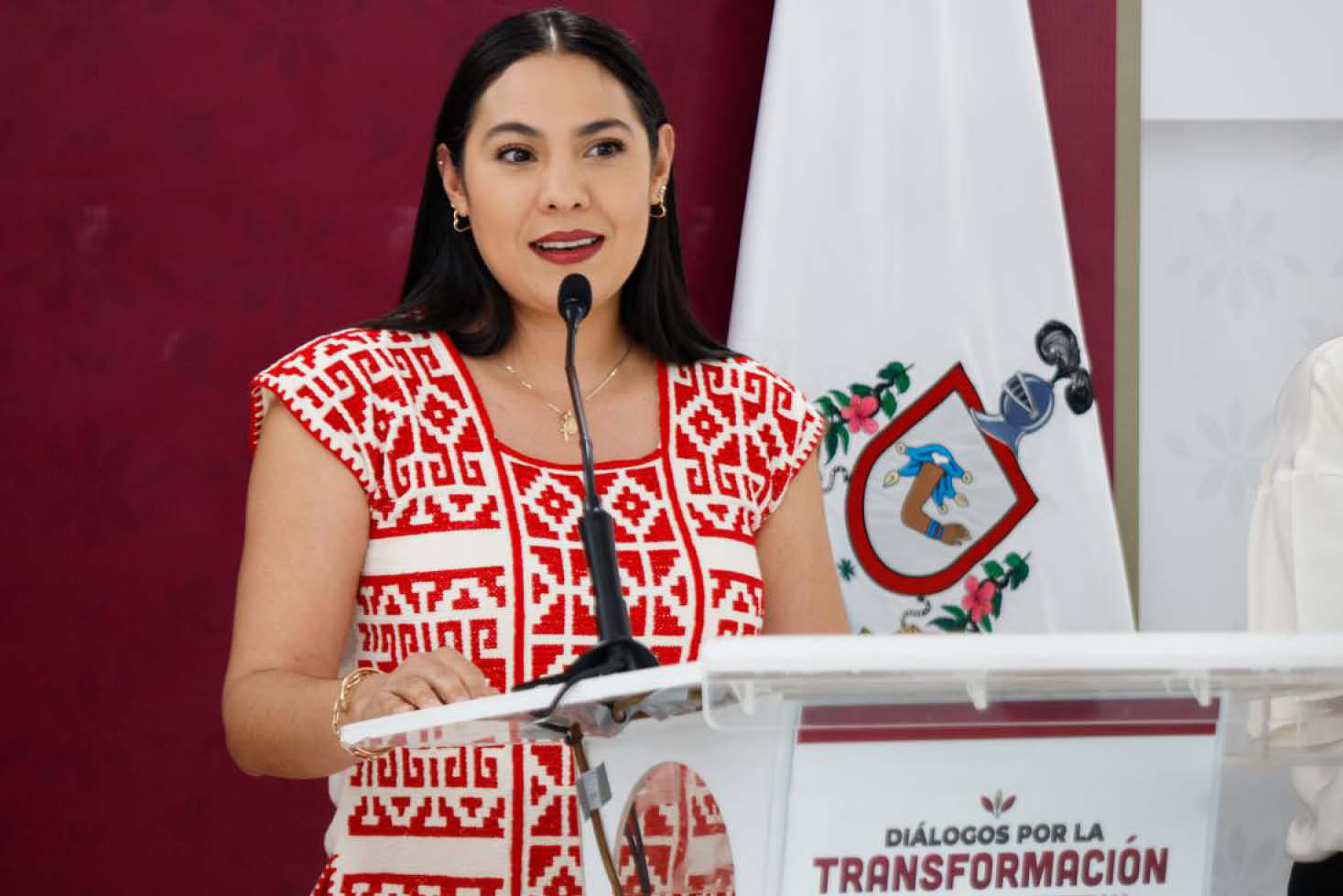 La gobernadora Indira Vizcaíno durante la conferencia de prensa “Diálogos por la Transformación”.