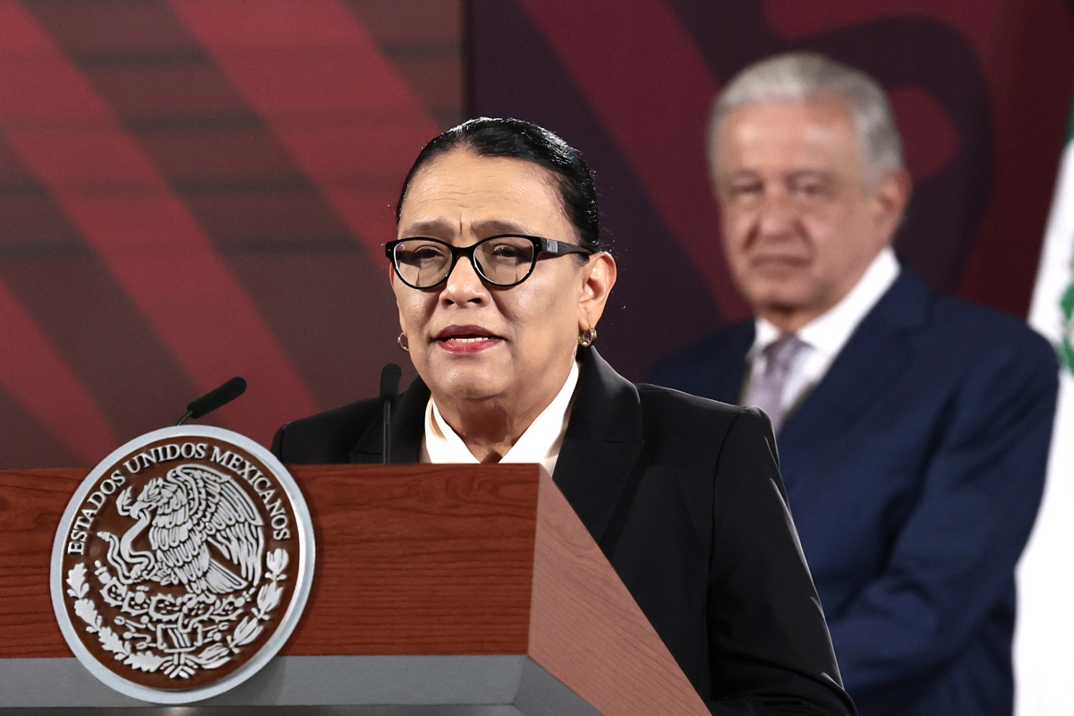 La secretaria de Seguridad y Protección Ciudadana (SSPC), Rosa Icela Rodríguez participa durante una rueda de prensa en Palacio Nacional. (Foto de José Méndez de la agencia EFE)