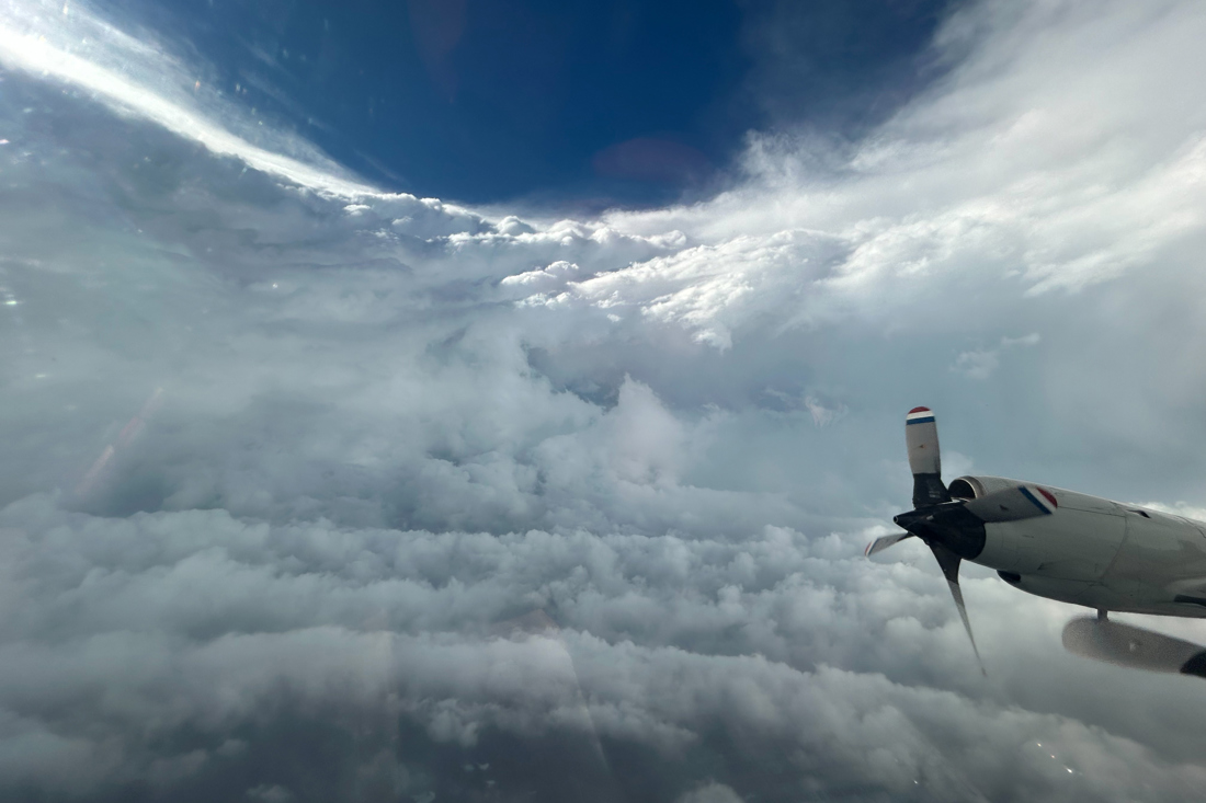 Fotografía divulgada por el Centro de Operaciones de Aeronaves (AOC) de la Oficina Nacional de Administración Oceánica y Atmosférica (NOAA) tomada desde un avión caza huracanes mientras se adentra en el ojo del huracán Beryl durante su paso por El Caribe. (EFE)