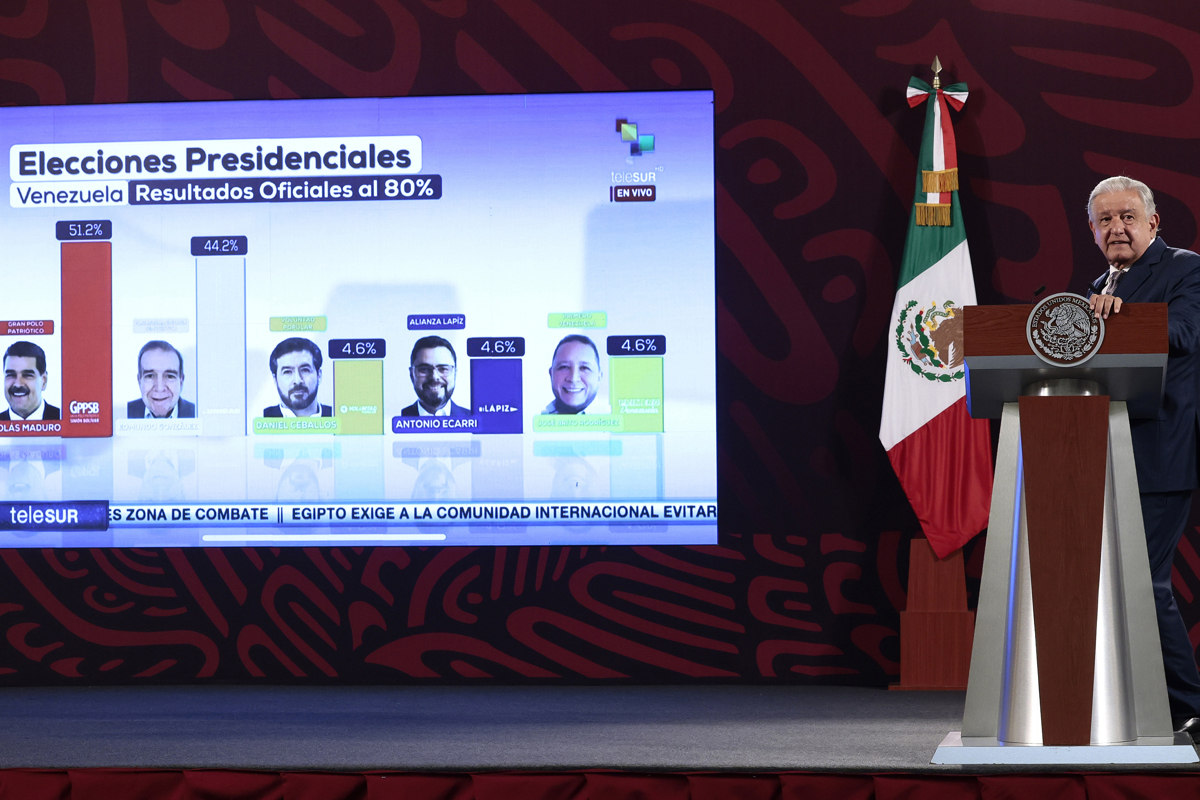 El Presidente de México, Andrés Manuel López Obrador habla durante su conferencia de prensa matutina en Palacio Nacional. (Foto de José Méndez de la agencia EFE)