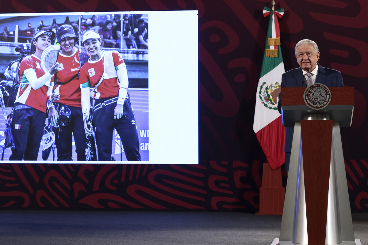 El Presidente de México, Andrés Manuel López Obrador habla durante su conferencia de prensa matutina en Palacio Nacional. (Foto de José Méndez de la agencia EFE)