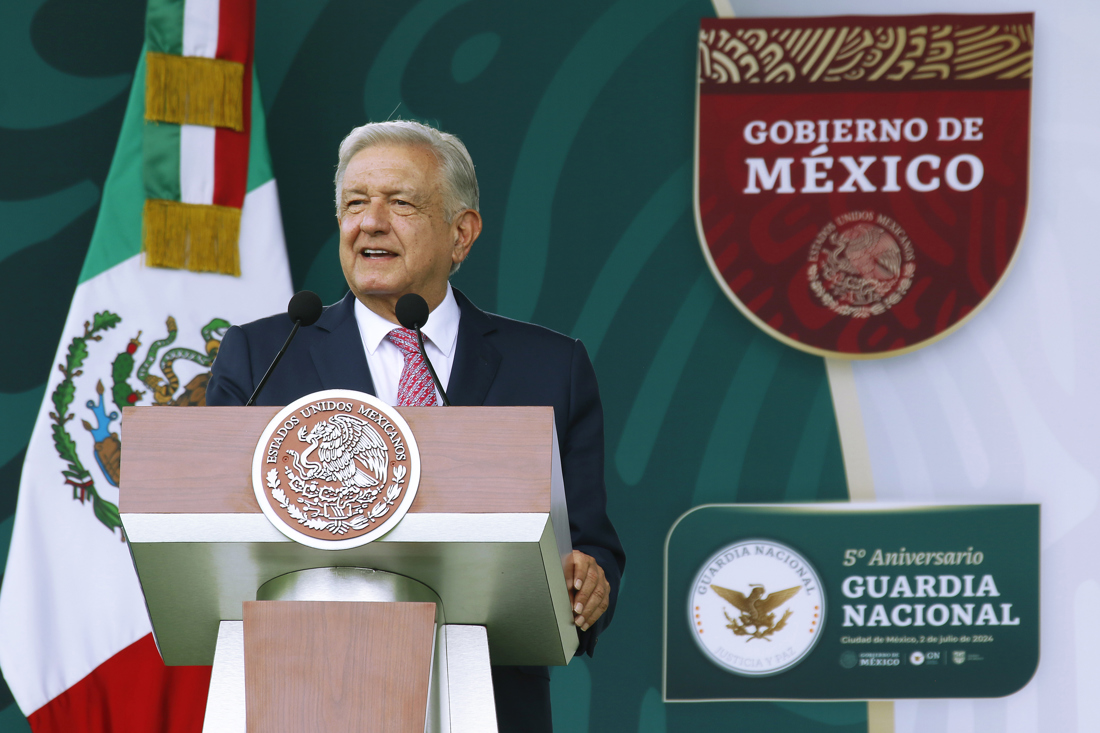 Fotografía cedida por la Presidencia de México, del mandatario Andrés Manuel López Obrador, durante un acto protocolario en Ciudad de México. (EFE/Presidencia de México)