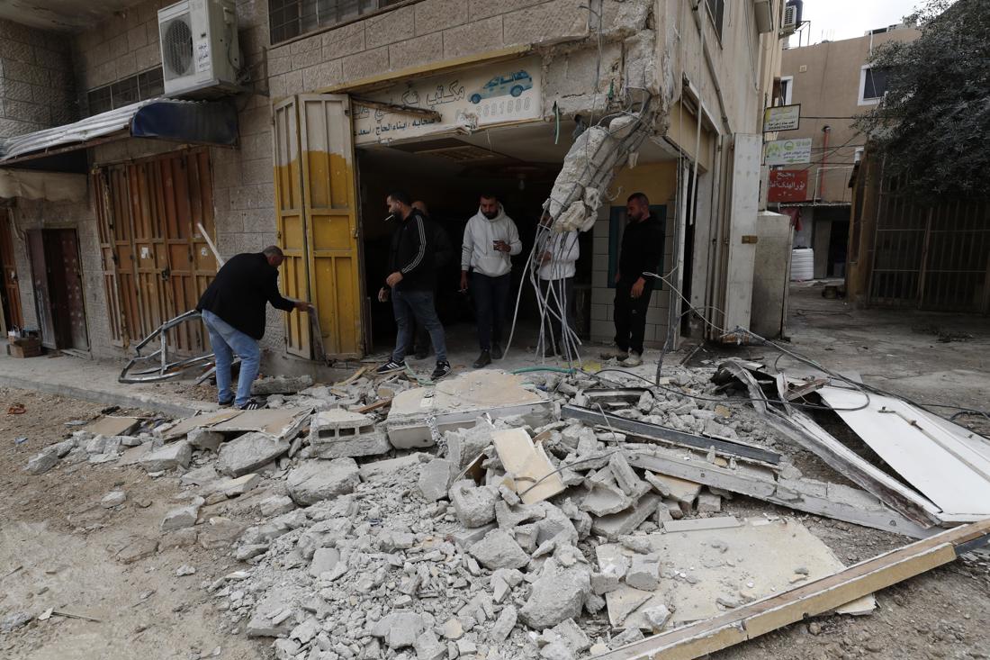Fotografía de archivo del 4 de marzo de 2024 en la que palestinos inspeccionan su tienda dañada tras una incursión israelí en el campo de refugiados de Nur Shams, cerca de la ciudad cisjordana de Tulkarem. (EFE/ALAA BADARNEH)