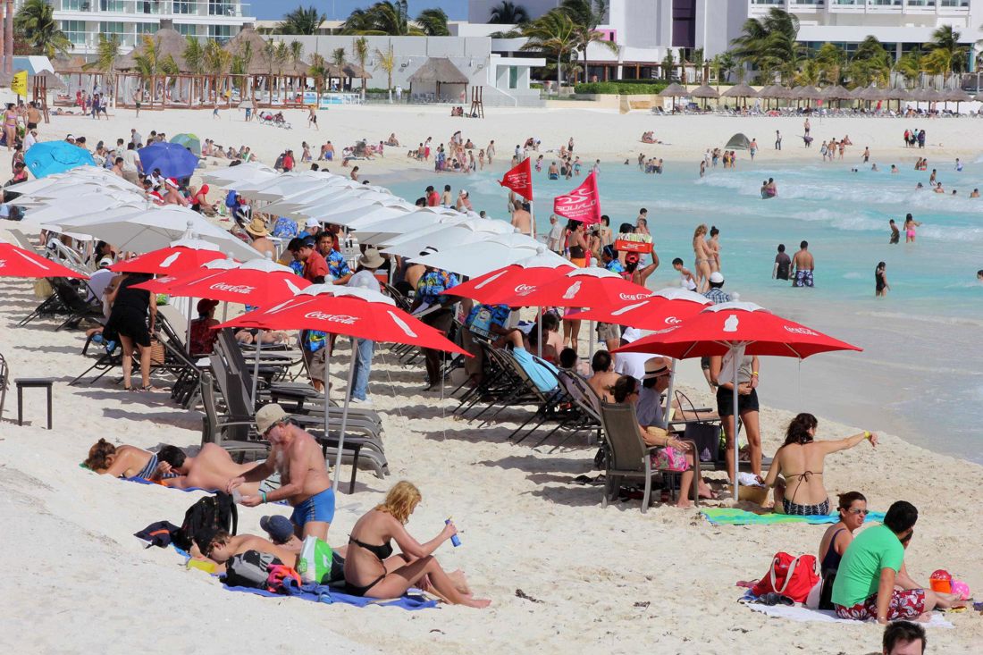 Imagen de archivo de una vista de la playa Marlyn, en Cancún. (EFE/Alonso Cupulz)