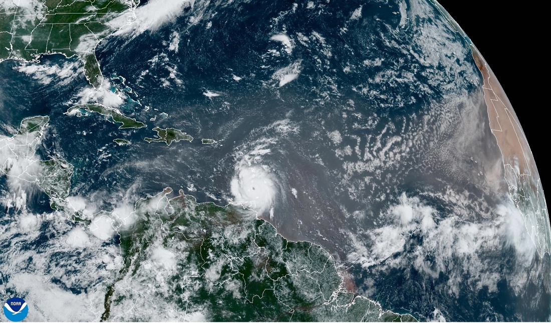 Fotografía satelital cedida por la Oficina Nacional de Administración Oceánica y Atmosférica (NOAA) a través del Centro Nacional de Huracanes (NHC) estadounidense donde se muestra la localización del huracán “Beryl” en la cuenca atlántica. (EFE)