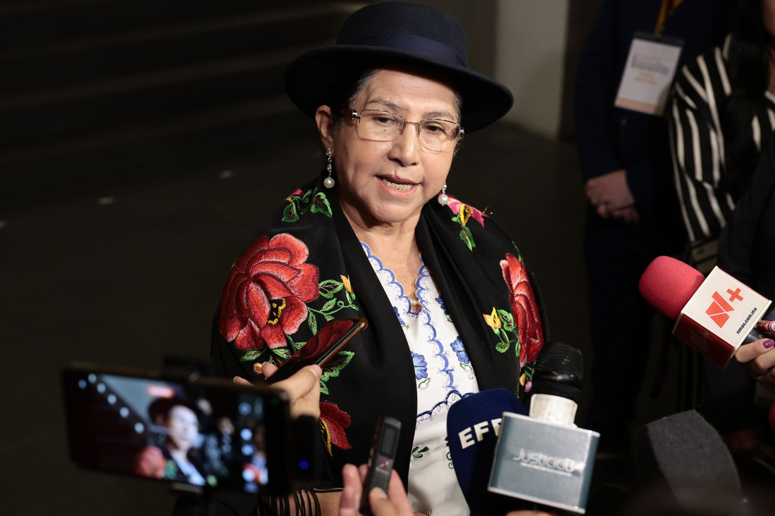 La canciller de Bolivia, Celinda Sosa, habla con los medios de comunicación al término de la inauguración de la III Cumbre Internacional sobre Políticas Exteriores Feministas, este lunes en Ciudad de México. (EFE/ José Méndez)