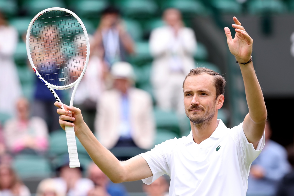 El tenista ruso Daniil Medvedev celebra su victoria en primera ronda ante el estadounidense Aleksandar Kovacevic en Wimbledon, Reino Unido. (EFE/EPA/Adam Vaughan)