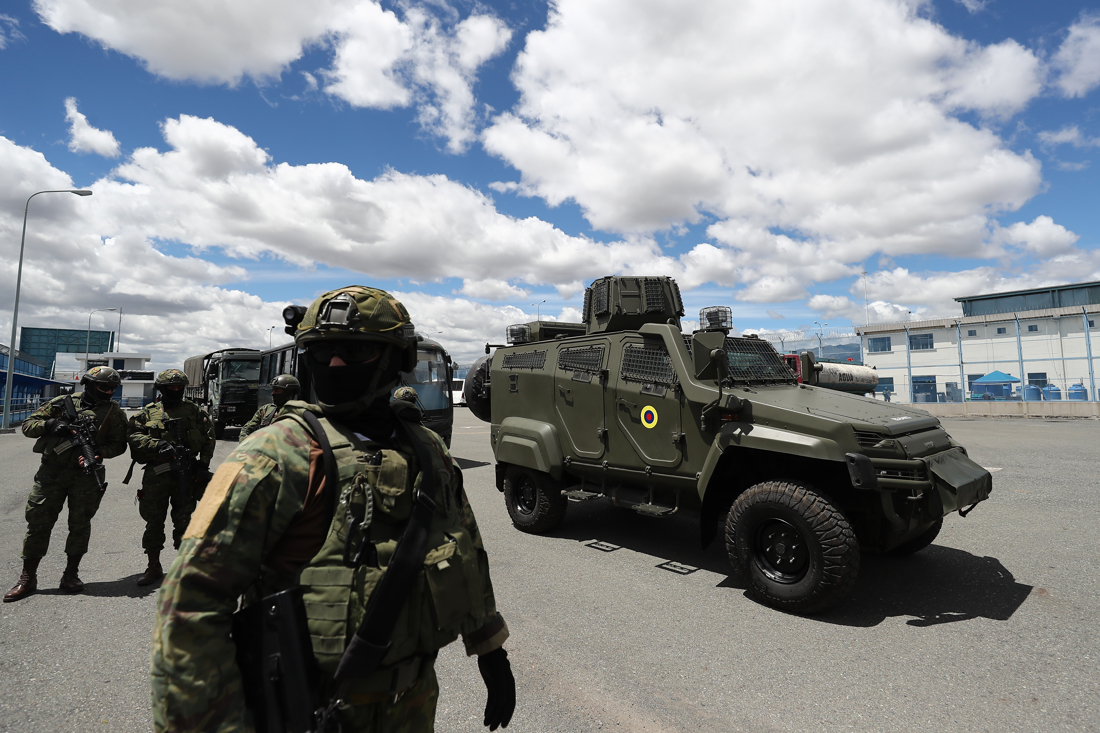 Miembros de las Fuerzas Armadas mientras se preparan para un operativo de control en Latacunga, Ecuador. (EFE/José Jácome)