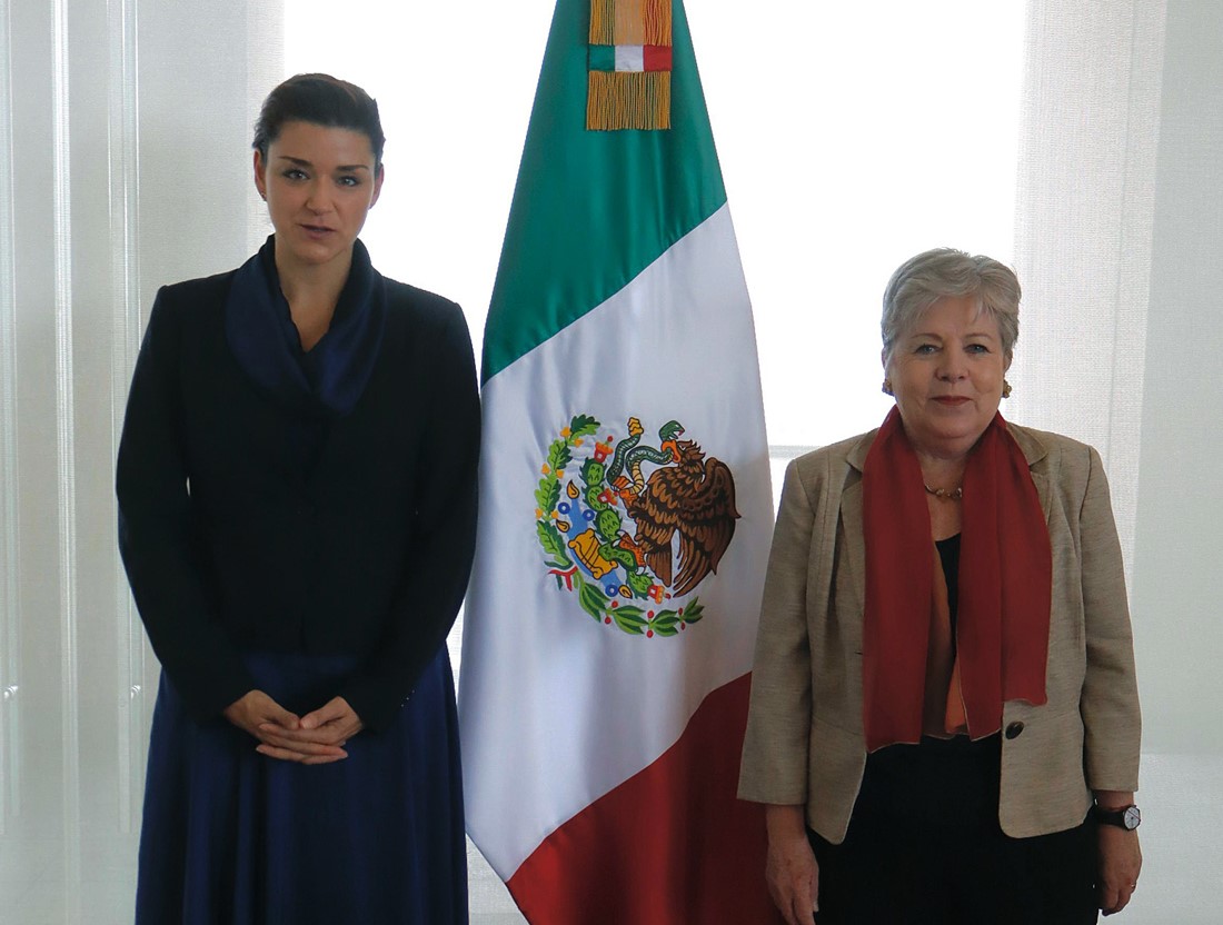 Fotografía cedida por la SRE que muestra a la presidenta del Grupo de Acción Financiera, Elisa de Anda Madrazo (i), junto a secretaria de Relaciones Exteriores, Alicia Bárcena, durante una reunión en Ciudad de México. (EFE)