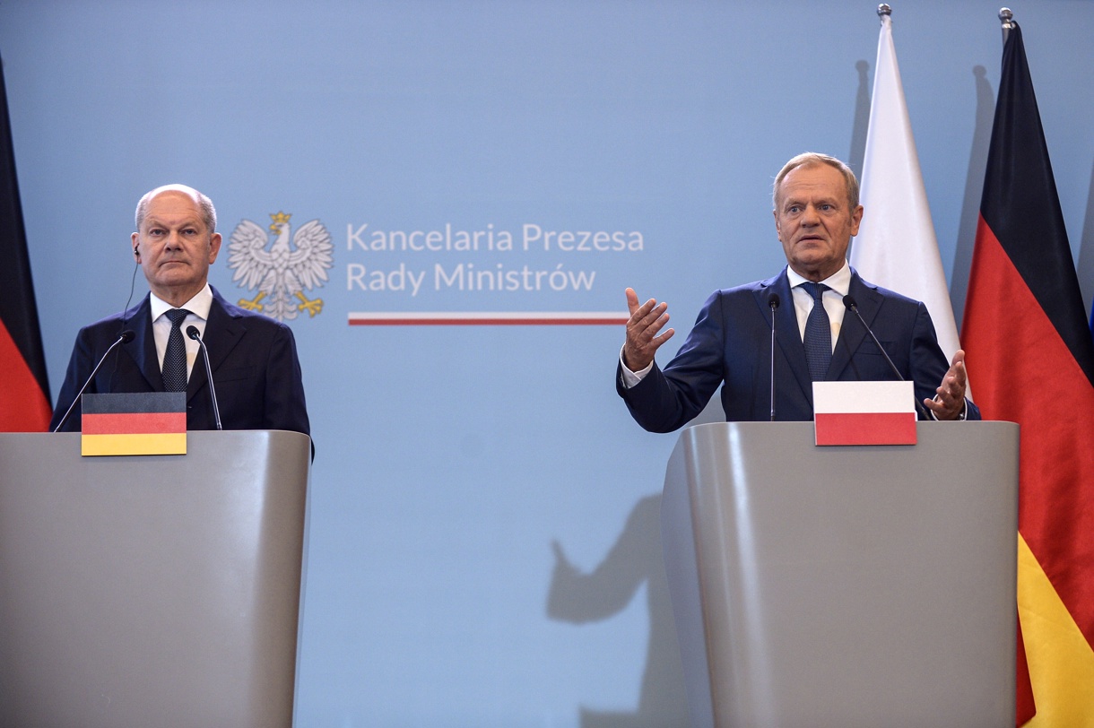 El canciller alemán, Olaf Scholz (i) y el primer ministro polaco, Donald Tusk (d), en Varsovia, el 2 de julio de 2024. (Foto: EFE/EPA/Marcin Obara)