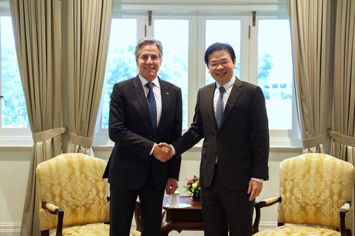 Foto cedida del secretario de Estado estadounidense Antony Blinken junto al ministro de Desarrollo Digital e Información de Singapur durante su visita a Singapur. (Fotografía de la agencia EFE)