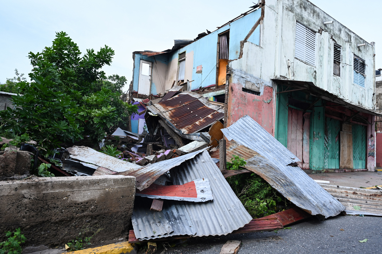 Fotografía de una casa dañada debido al paso del huracán “Beryl” el jueves en Kingston (Jamaica). (Foto de Rudolph Brown de la agencia EFE)