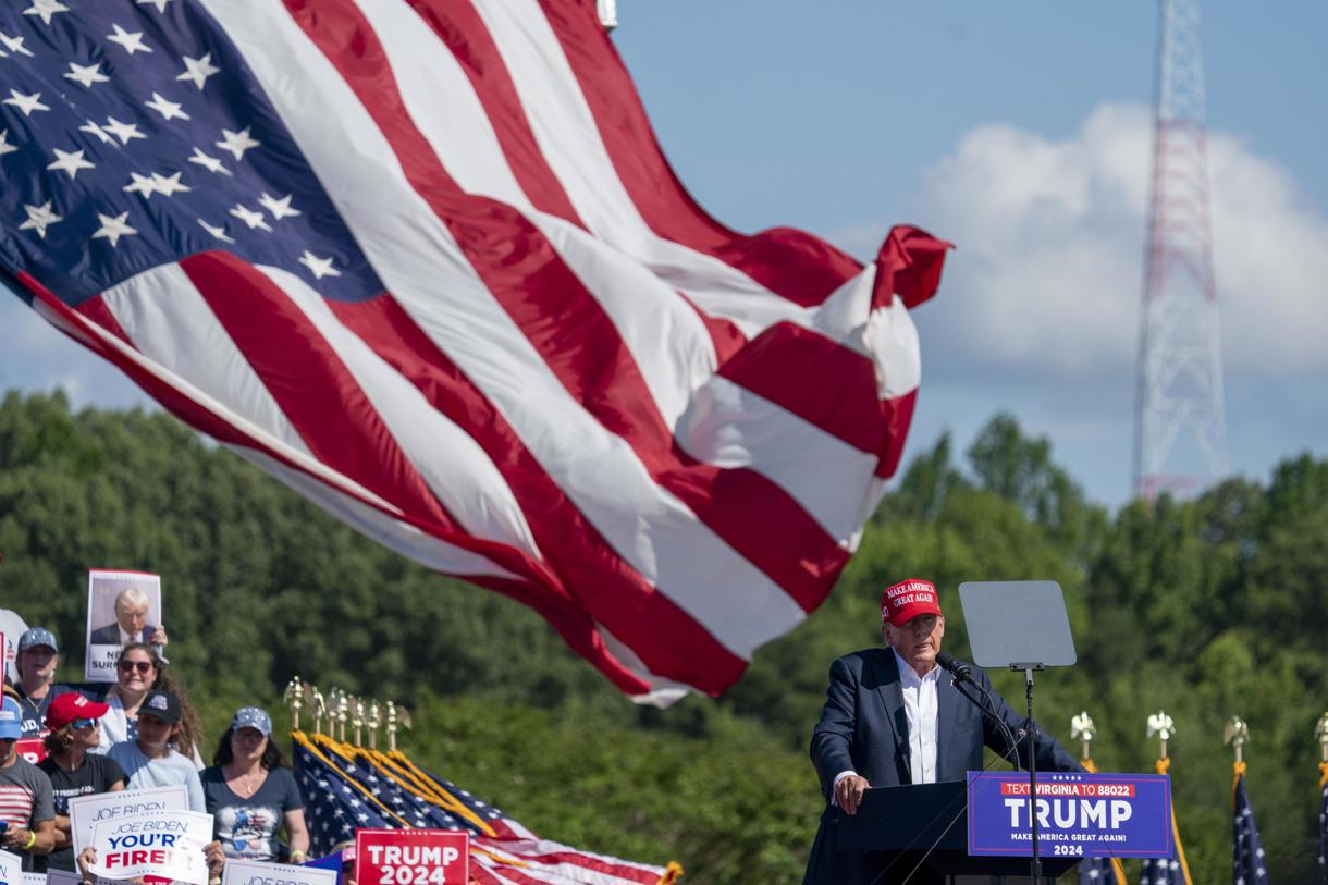Fotografía de archivo en la que aparece el expresidente estadounidense Donald Trump mientras pronuncia un discurso durante un mitin de campaña en Chesapeake, Virginia, Estados Unidos. (EFE/Shawn Thew)