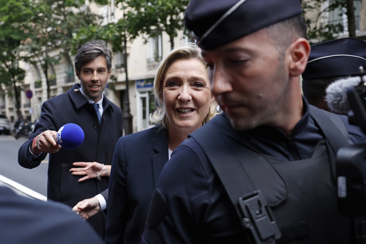Marine le Pen (C), diputada francesa del partido de extrema derecha Rassemblement National (RN), llega a la sede del partido en París, Francia, el 04 de julio de 2024. (Elecciones, Francia) (EFE/EPA/Yoan Valat)