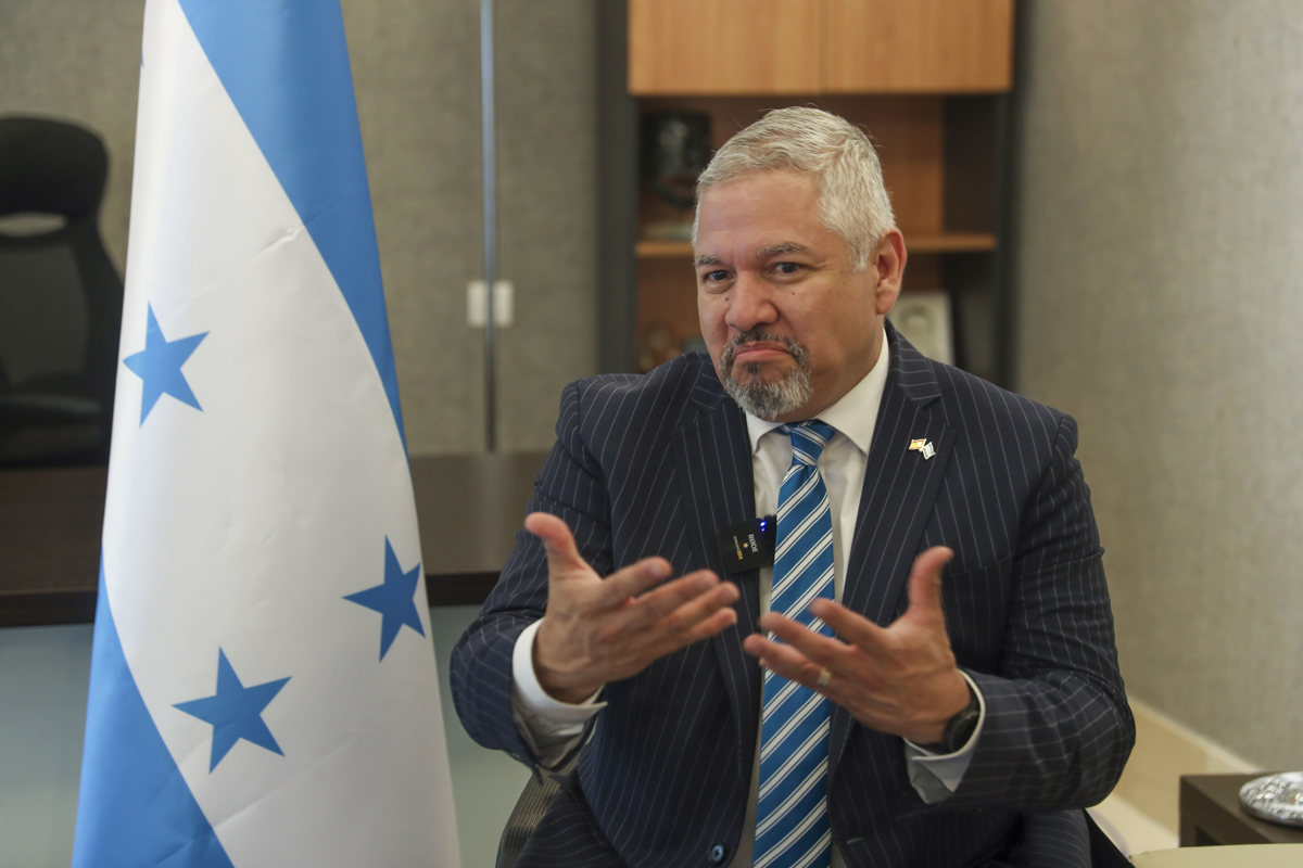 El canciller hondureño, Enrique Reina, durante una entrevista con la agencia informativa EFE. (Fotografía de archivo de Irene Mancebo de la agencia EFE)