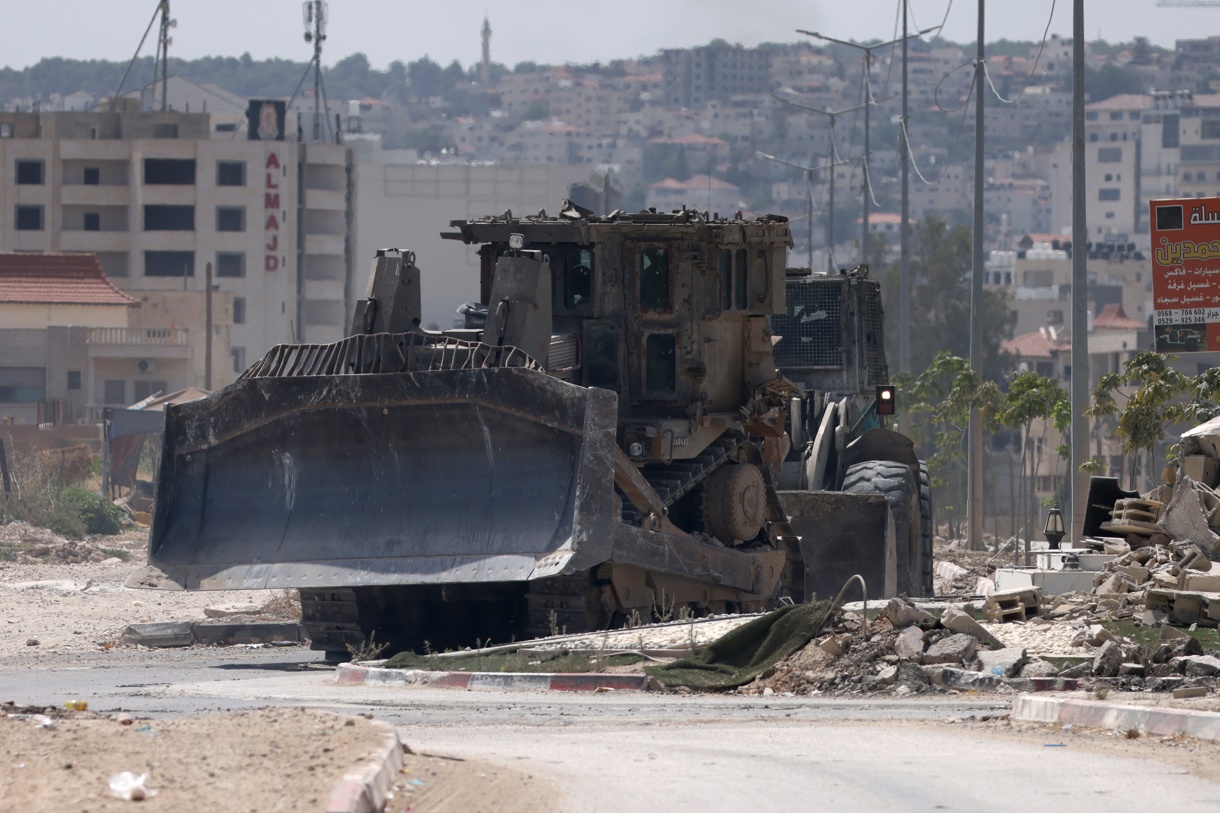 Un buldócer militar israelí durante una operación militar israelí en la ciudad de Jenin (Cisjordania) este viernes. (Foto de Alaa Badarneh de la agencia EFE)