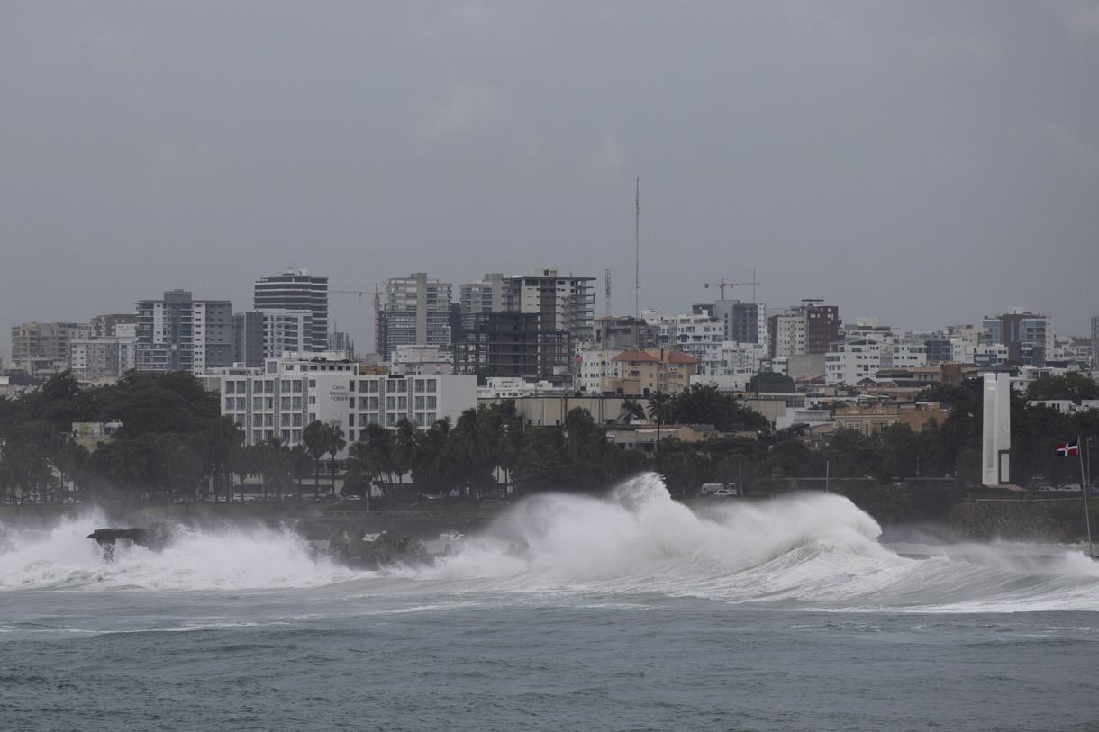 Fotografía que muestra el intenso oleaje ante el avance del huracán Beryl, este martes, en Santo Domingo (República Dominicana). (Foto EFE/ Orlando Barría)