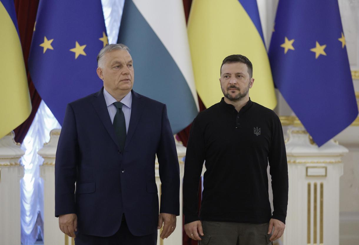 El primer ministro de Hungría, Víktor Orbán, pidió hoy en Kiev al presidente de Ucrania, Volodímir Zelenski, que considere la posibilidad de negociar con Rusia un alto el fuego que permita “acelerar” las conversaciones de paz. (Foto: EFE/EPA/Sergey Dolzhenko)