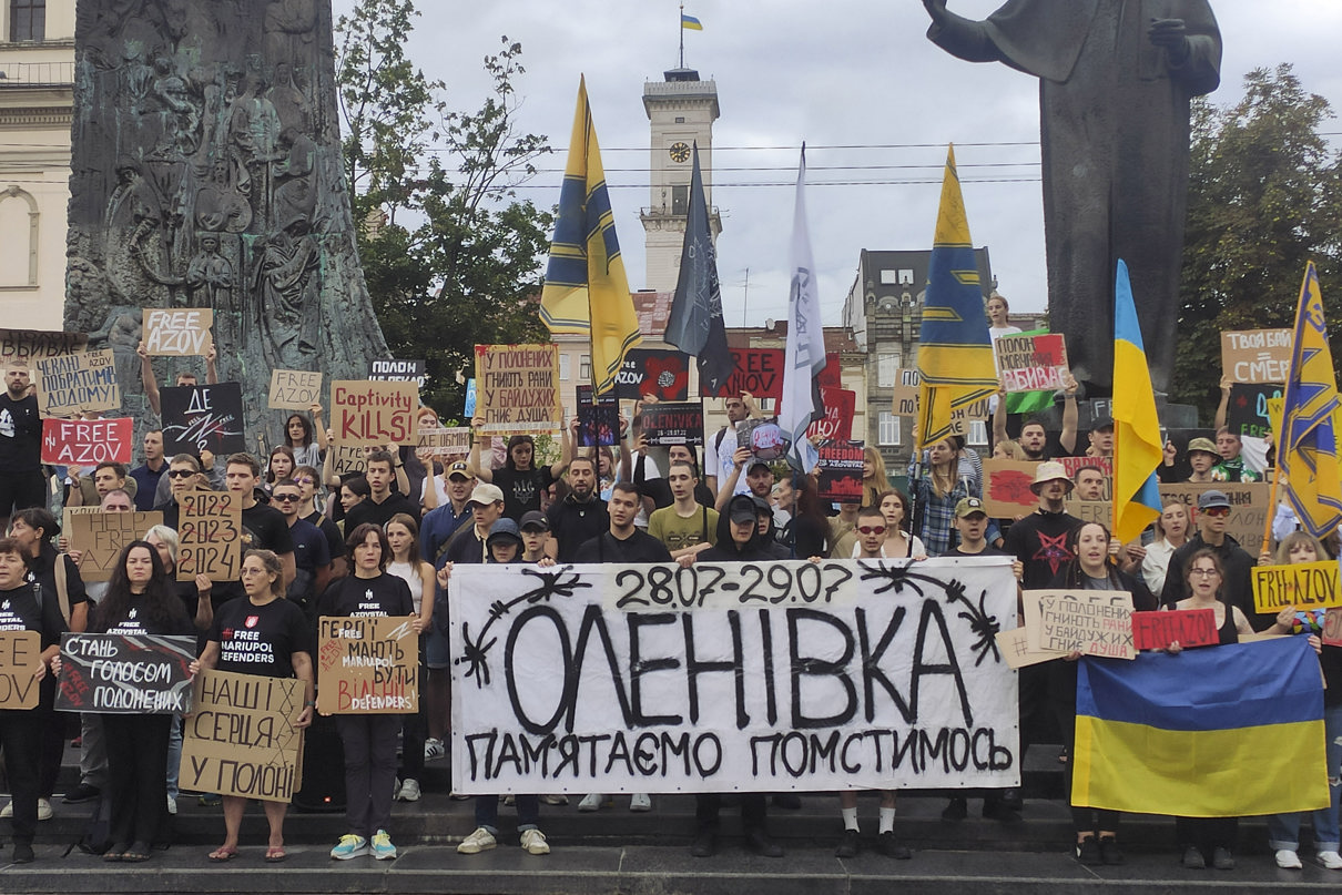 Dos años después de la muerte de más de medio centenar de prisioneros de guerra ucranianos en Olenivka, sus familias y defensores de los derechos humanos siguen exigiendo respuestas mientras Rusia continúa bloqueando una investigación independiente, y denuncian los continuos malos tratos a los miles de soldados que permanecen en cautiverio. (Fotografía de Rostyslav Averchuk de la agencia EFE)