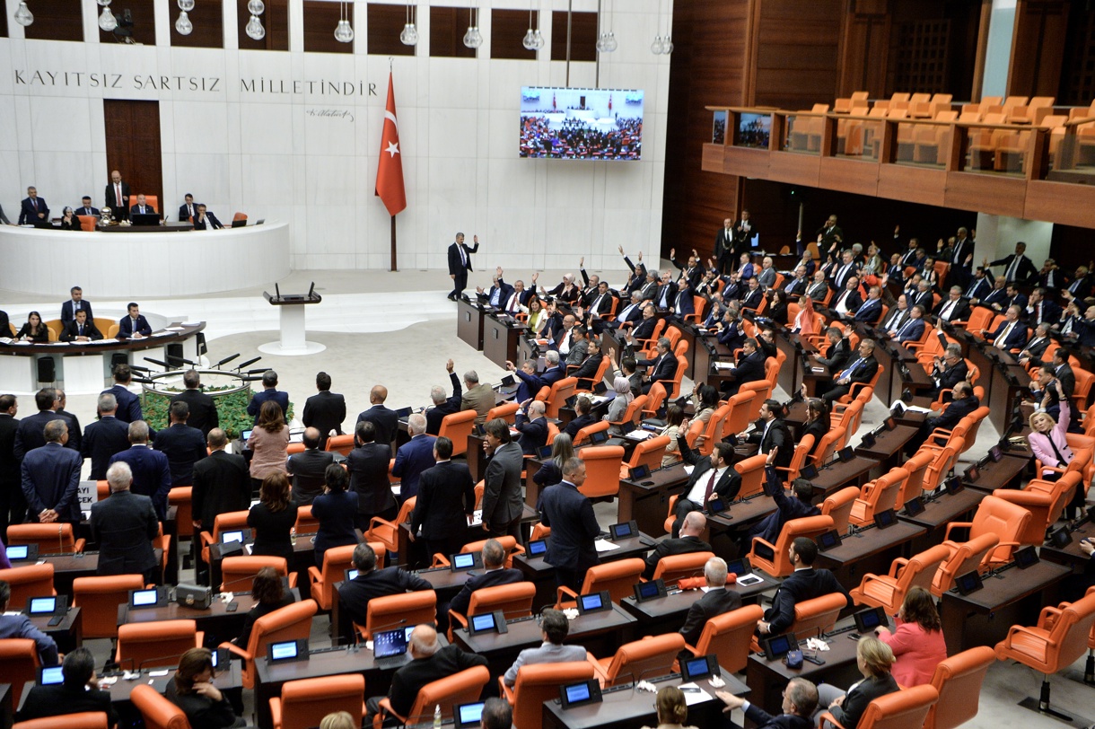 Miembros del Parlamento turco votan durante la sesión. (Fotografía de Necati Savas de la agencia EFE/EPA)