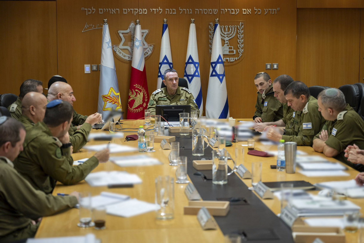 Herzi Halevi (c), el jefe del Estado Mayor del Ejército, durante una reunión con la cúpula militar y de inteligencia. (Fotografía Cortesía del Ministerio de Defensa de Israel a la agencia EFE)