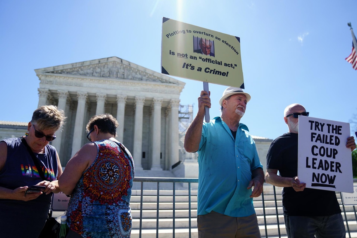 Manifestantes con pancartas se reúnen frente a la Corte Suprema de Estados Unidos en Washington, DC, Estados Unidos. (EFE/Will Oliver)