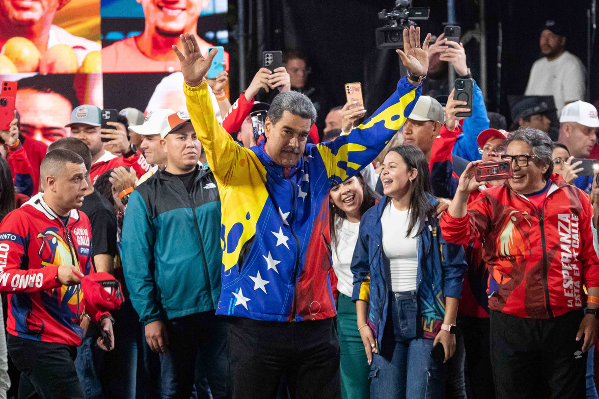 El presidente de Venezuela, Nicolás Maduro (d), celebra tras conocer los resultados de las elecciones presidenciales este lunes, en Caracas (Venezuela). (Fotografía de Ronald Pena R. de la agencia EFE)